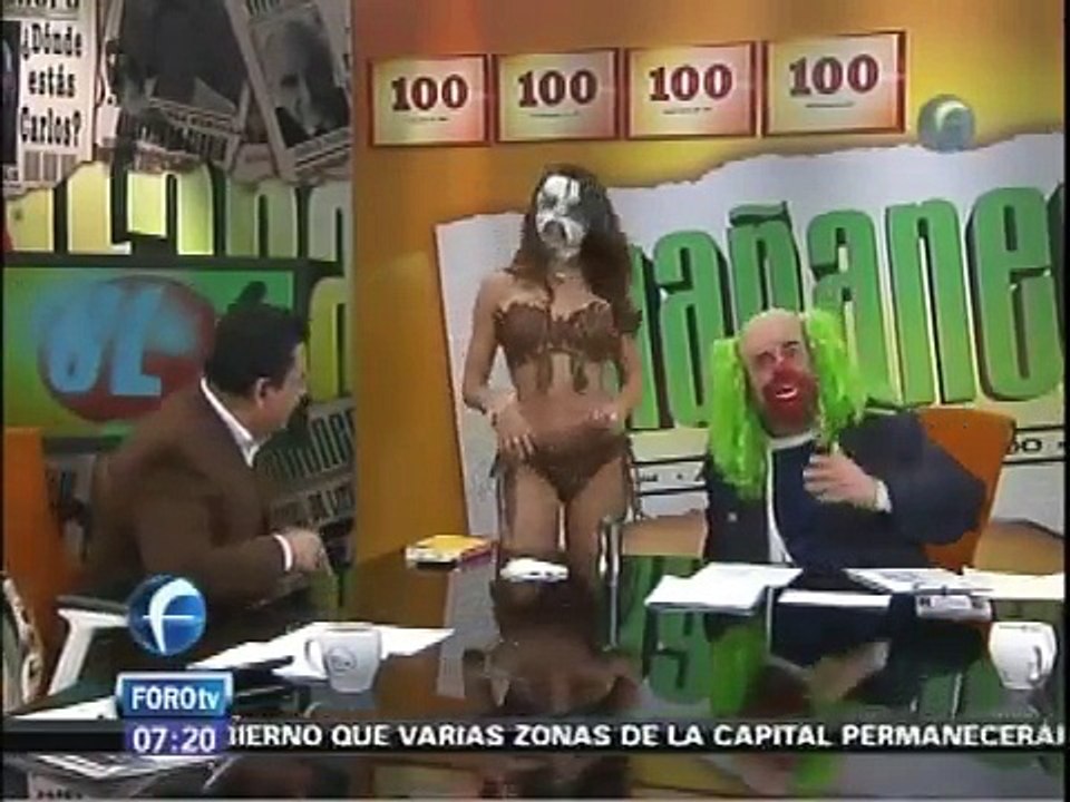 Reata de Brozo se quita el Bra y le mojan camiseta