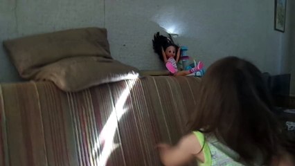 МАРГО ЛОВИТ СОЛНЕЧНОГО ЗАЙЧИКА НА ДИВАНЕ