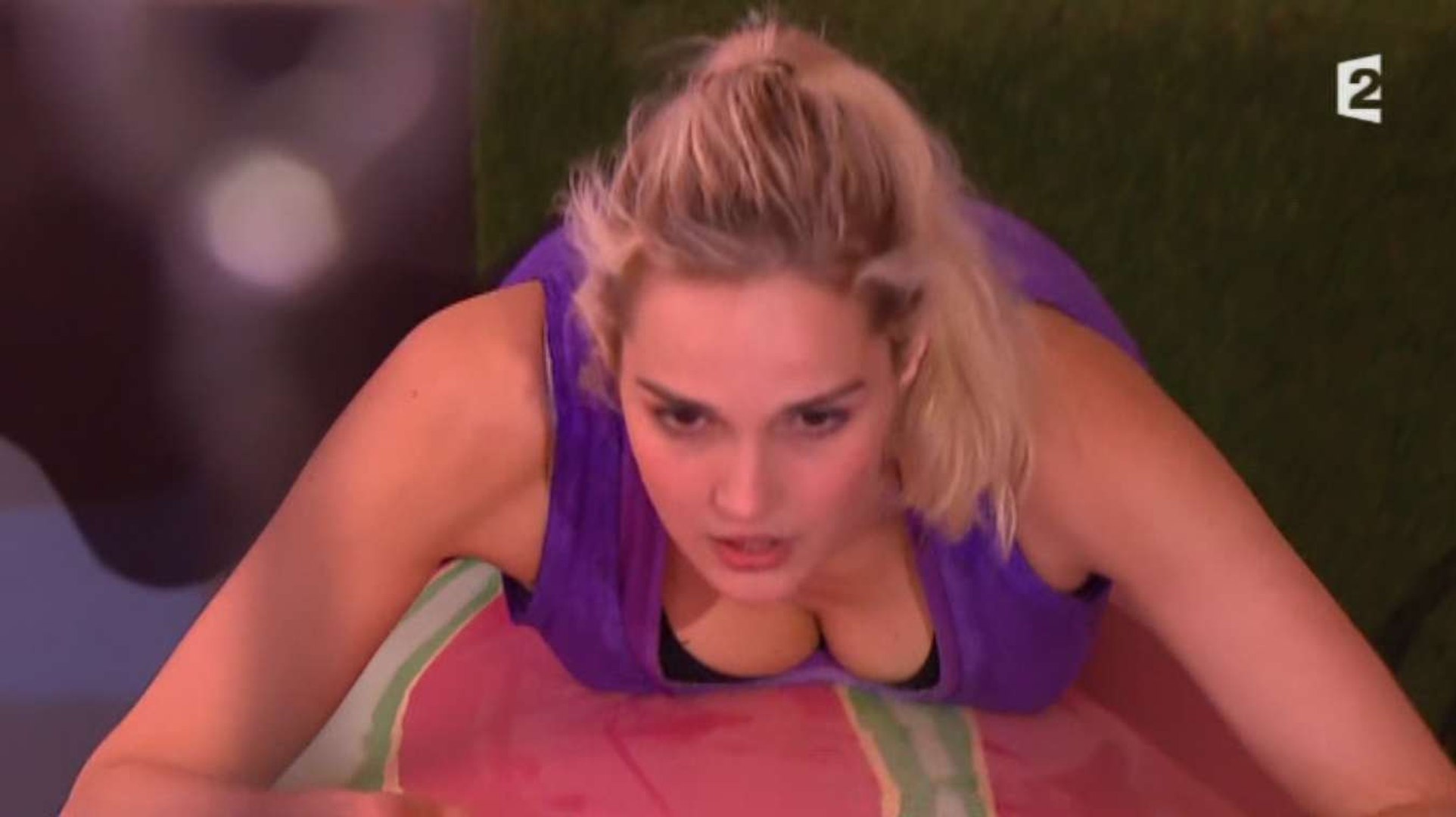 Le décolleté torride de Camille Lou dans lépreuve des cylindres - ZAPPING  PEOPLE DU 15072015