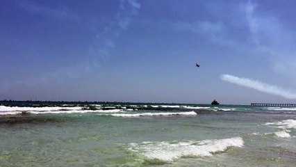 Quand les avions des Blue Angels survolent la plage, tous les parasols s&#039;envolent!