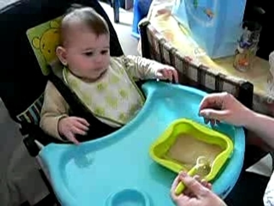 Hugo, premier repas en chaise haute