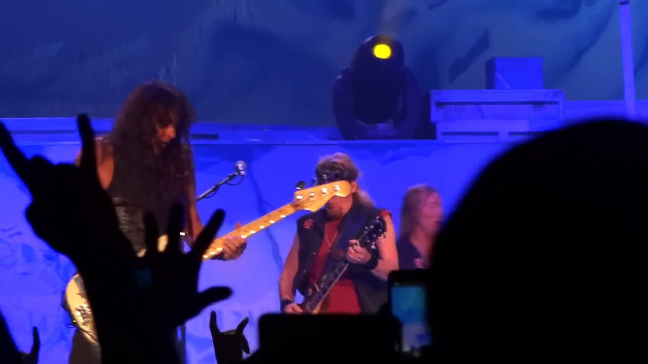 IRON MAIDEN - Bruce Dickinson Stops Show! Hey Fat Boy! Mandalay Bay Las Vegas 9.12.2013