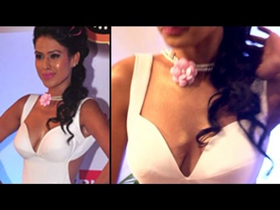 Jamai Raja's Nia Sharma SHOWS OFF HER PLUNGING NECKLINE at ZeeTv GOLD AWARDS 2015
