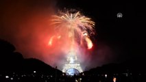 Eiffel Kulesi'nde büyüleyici havai fişek gösterisi
