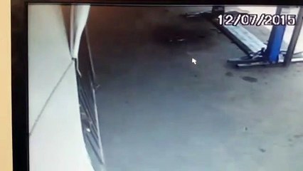 Comerciante reage a vassouradas contra ladrão em uma oficina mecânica de Ceilândia