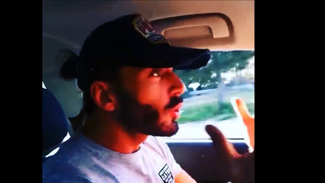 Nabilla interrompt ses vacances pour poser à moitié nue