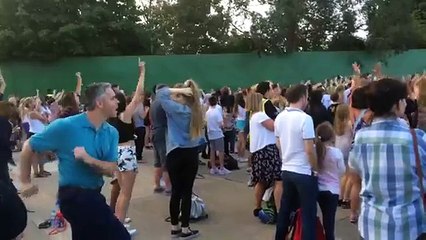 Un papa s'éclate pendant un concert