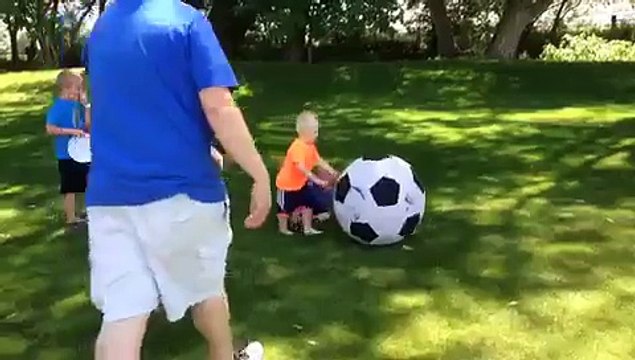 Le papa de l'année joue au foot avec ses enfants