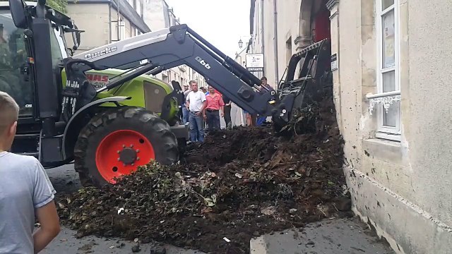 Les agriculteurs déversent du lisier devant la permanence d'Isabelle Attard