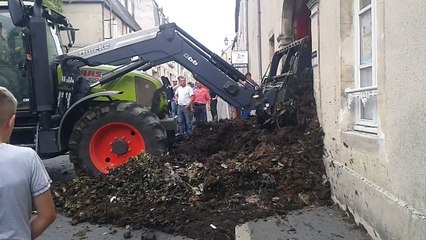 Les agriculteurs déversent du lisier devant la permanence d'Isabelle Attard