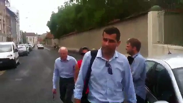 Les parents de les les parents et le demi frère de Vincent Lambert arrivent à l'hôpital