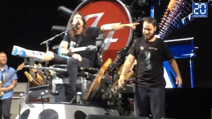 Dave Grohl invite un fan à jouer de la batterie en concert. - Le Rewind du mercredi 15 juillet 2015