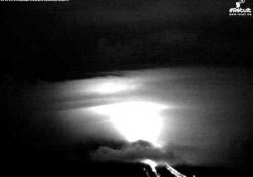 Timelapse of Volcán De Colima Creates Stunning Visuals