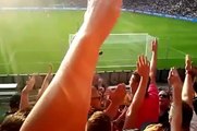 Un enfant lance les chants des supporters du PSV Eindhoven