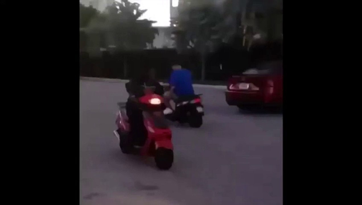 Un nain éclate son scooter contre un panneau