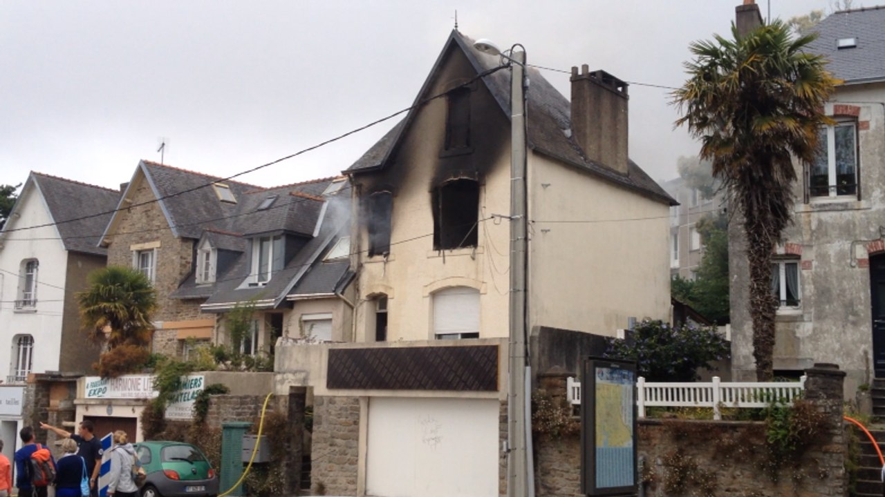 Une maison détruite par les flammes