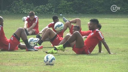 Michel Bastos dá show de habilidade no treino do Tricolor