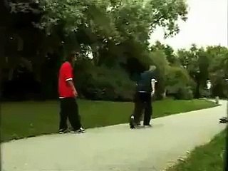 Ne jamais embeter une mamie qui traverse - Instant karma pour cet automobiliste pressé