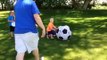 Le papa de l'année joue au foot avec ses enfants