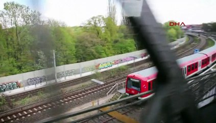 Trenin kapısına duvar ördüler!