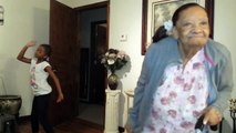 Une mamie de 97 ans et sa petite fille de 7 ans dansent ensemble - Adorable
