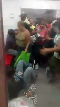 Con empujones y golpes entran al ferrocarril de los Valles del Tuy