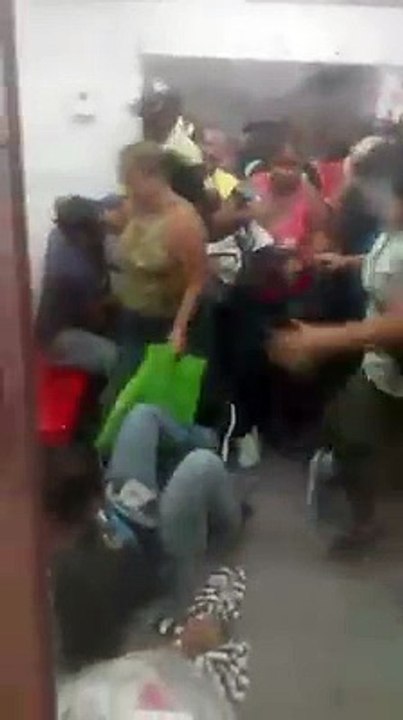 Con empujones y golpes entran al ferrocarril de los Valles del Tuy