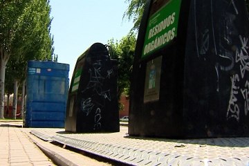 Abadonan a un bebé en un contenedor de basura