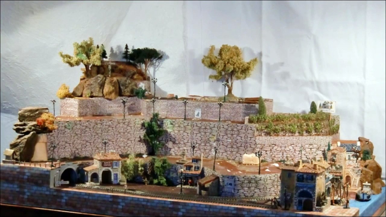 VILLAGE DE PROVENCE sur un air de MUSIQUE  PROVENCALE (1) LA FARANDOLE DI TARASCAIRE