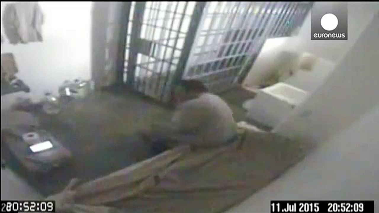 Moment before Mexican drug baron El Chapo escapes prison
