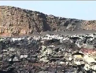 شاهد ماذا يفعل الحجر فى فوهة بركان خامل