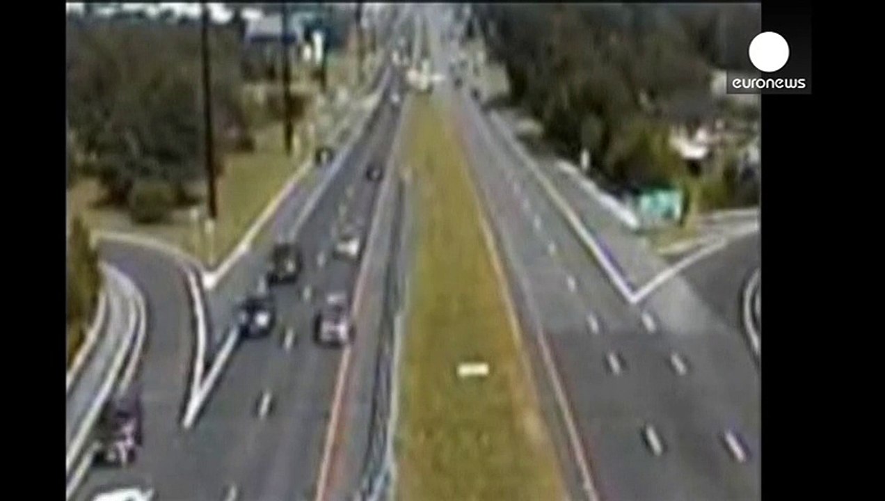 Un avion atterrit sur une autoroute à Jersey aux USA