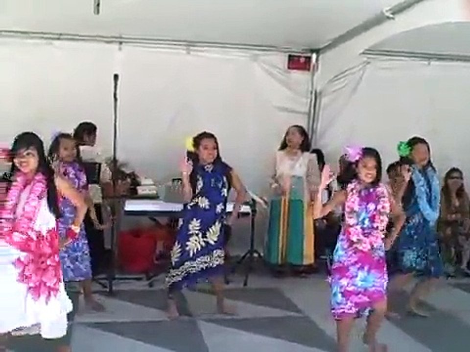 hawaiian hula dance (performed by kids)