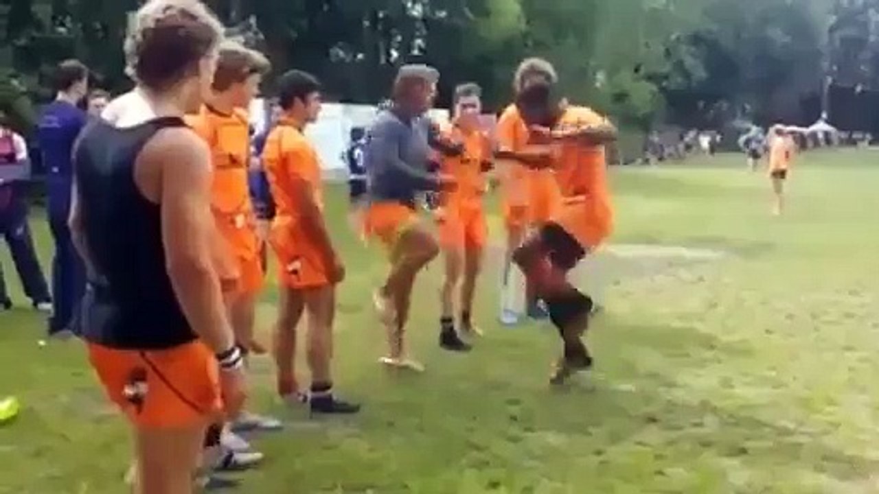 Se serrer la main pour se saluer ... c'est ringard !