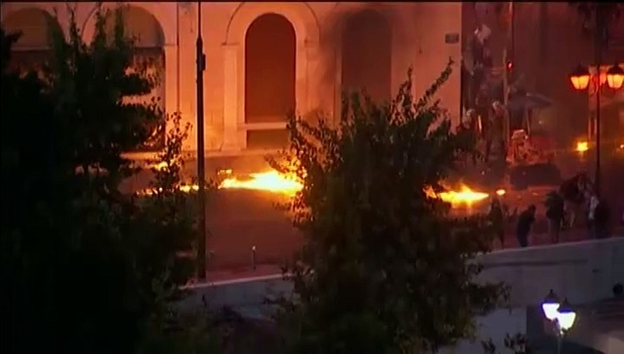 Violents affrontements entre policiers et manifestants devant le Parlement grec, pendant le débat sur l'accord