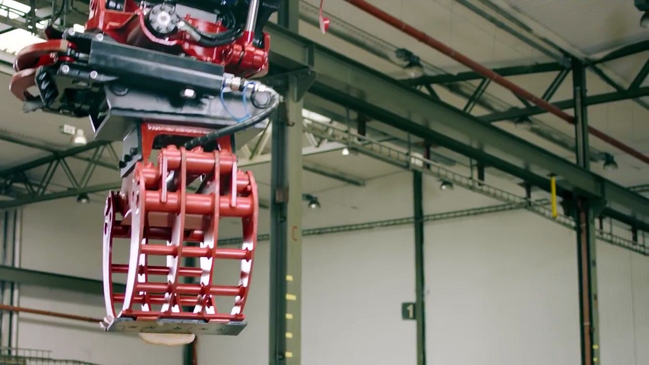 Tu ne sais pas quoi faire avec ta pelleteuse ? Fais toi un hot-dog ...