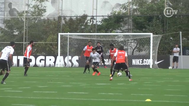 Mendoza dribla e deixa Elias no chão durante treino do Corinthians