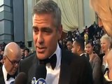 George Clooney prend Jean Dujardin dans ses bras.
