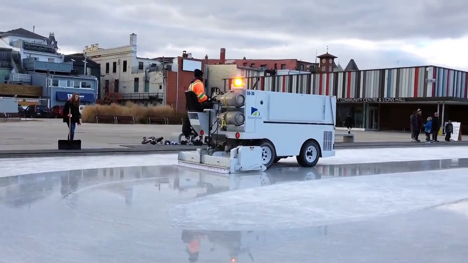 Zamboni Cleaning The Ice Outdoor Rink Video Dailymotion