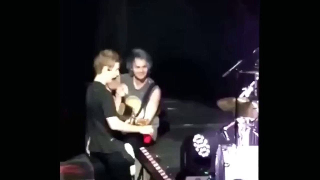 Amnesia, 5sos, five seconds of summer, concert, live, Calum hood singing, muke laughing | mrsilove1D