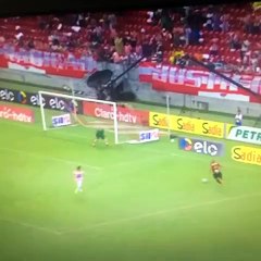 Paolo Guerrero falló increíble ocasión de gol debajo del arco y sin portero
