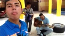 UNOS MUSICOS SE PONEN A CANTAR CANCIONES DENTRO DE UN TALLER MECANICO CON GUITARRA Y MUCHO SENTIMIENTO JULIO 2015