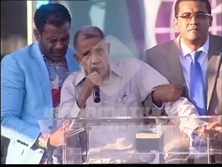 Pastor Ezequiel Molina sufre desmayo durante mensaje en “La Batalla de la Fe”
