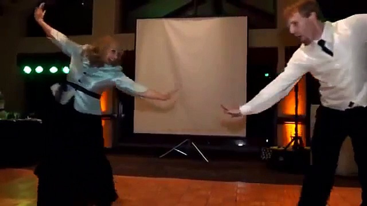 Surprise pendant la danse de mariage entre une mère et son fils