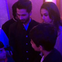 Télécharger la video: Shahid Kapoor-Mira Rajput Wedding- Newlywed Couple Looks Adorable during Wedding Reception [PHOTOS + VIDEO]