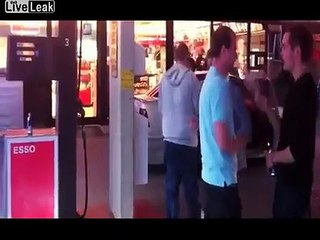 Petit Backflip d'un gars bourré sur une voiture - raté