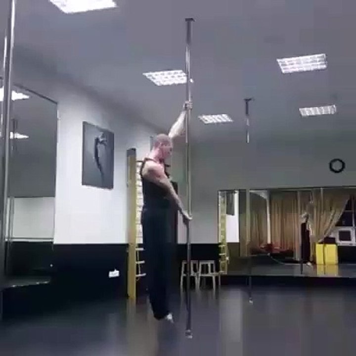 Amazing pole dancer