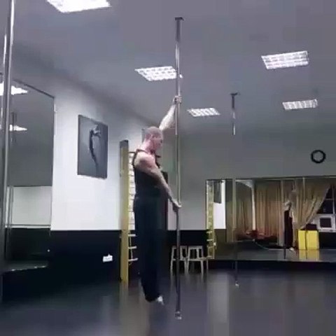 Amazing pole dancer