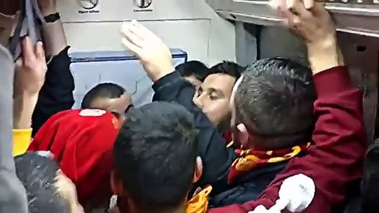 ultrAslan - Karanlık Sisli Bir İzmit Gecesi(Herkesin Yanında Var Sevgilisi) | Metro