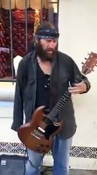 Un guitariste amputé d'une main joue Voodoo Child de Jimmy Hendrix.